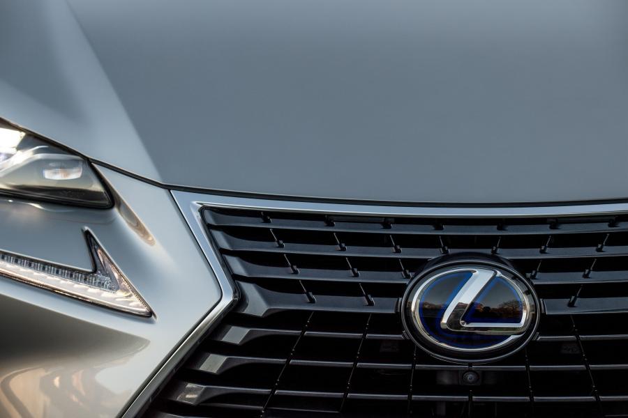 Детали экстерьера Lexus NX300h 2017 года  (UK) (фото 23 из 40)